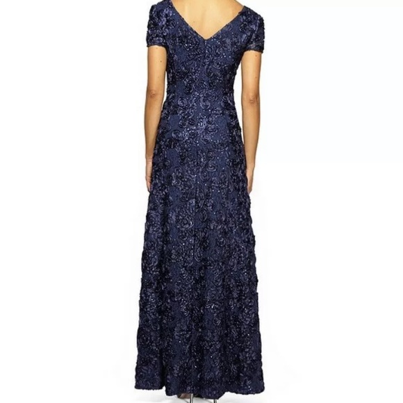 alex evenings Long Rosette A-line Gown, Size 18 - Picture 4 of 5